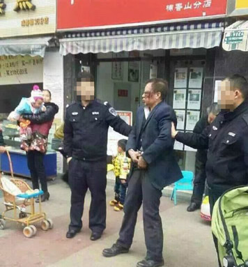 人贩子当街抢娃被群众围殴