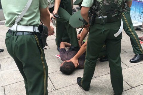 男子袭击武警哨兵10秒内被制服