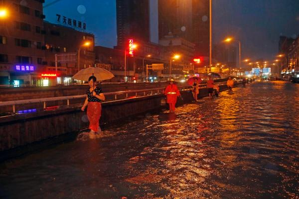 武汉暴雨交通瘫痪