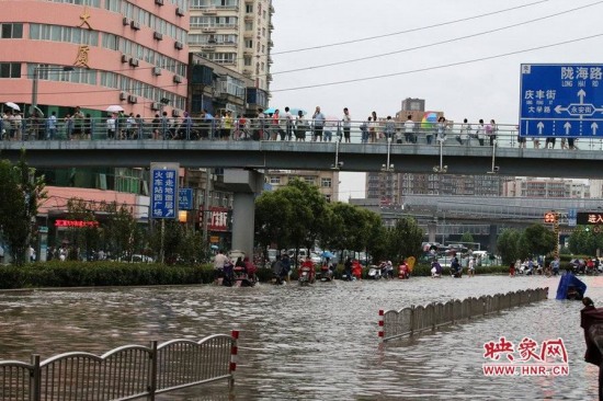 戴浴帽直播暴雨