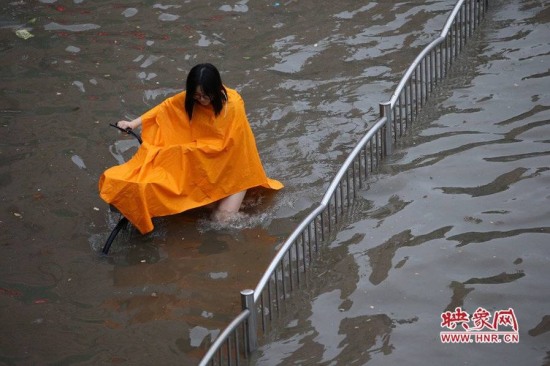 戴浴帽直播暴雨