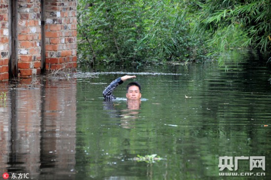 村民在水中吃住