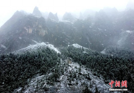 稻城亚丁九月天气下雪