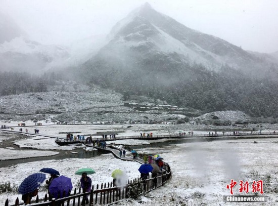 稻城亚丁九月天气下雪