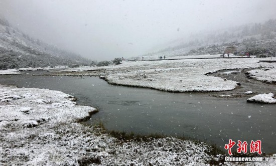 稻城亚丁九月天气下雪