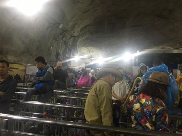 华山主峰突发大风 索道停运致大批旅客深夜滞留山顶