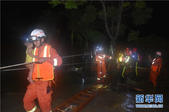 海南暴雨冲垮桥梁