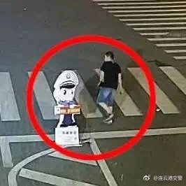 男子殴打卡通交警