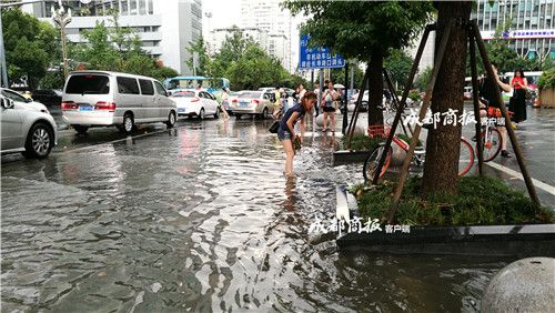 女孩光脚清下水道 网友点赞正能量