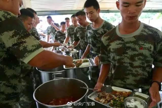 抗洪官兵伙食曝光