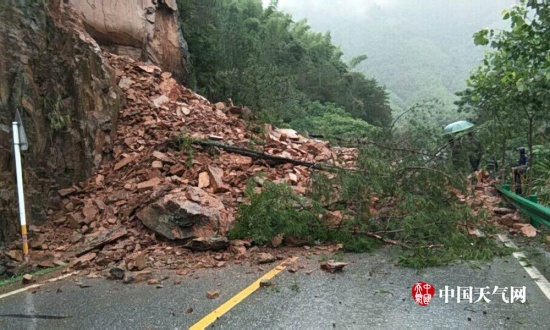 湖南炎陵暴雨山体塌方