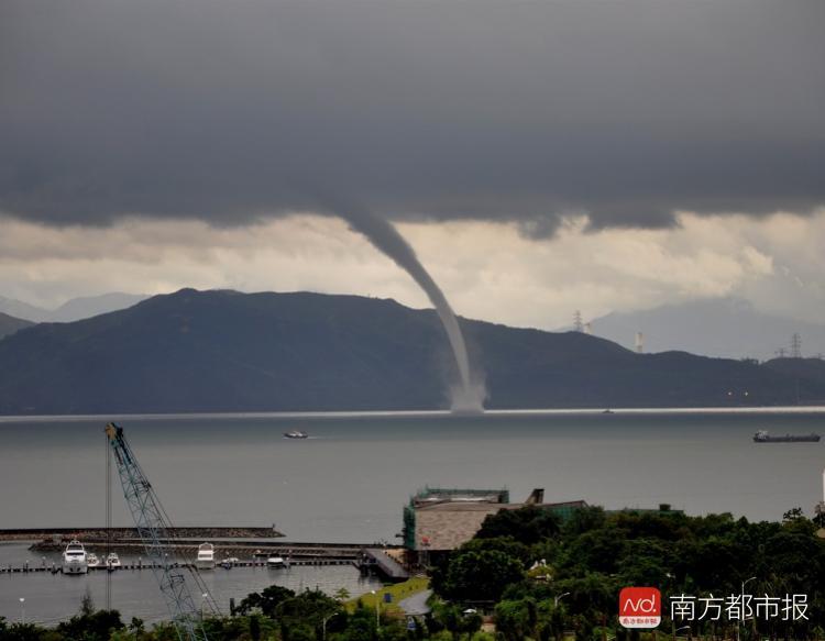 深圳突现巨龙吐水