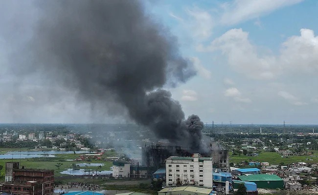 孟加拉国工厂火灾：随着消防员到达较高楼层，死亡人数急剧上升。