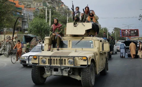 塔利班游行炫耀缴获的美国军事装备