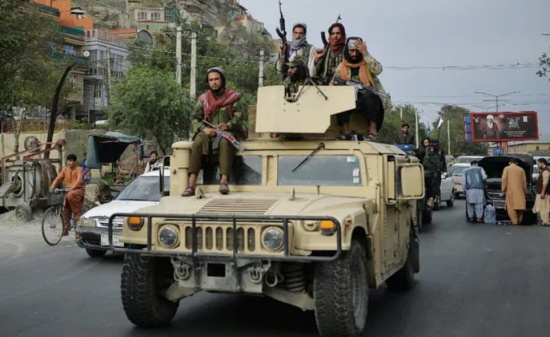 塔利班阅兵展示缴获的武器装备