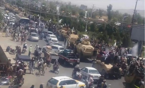 塔利班阅兵展示缴获的武器装备