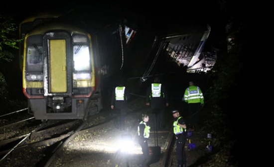 英国两列火车相撞 多人受伤