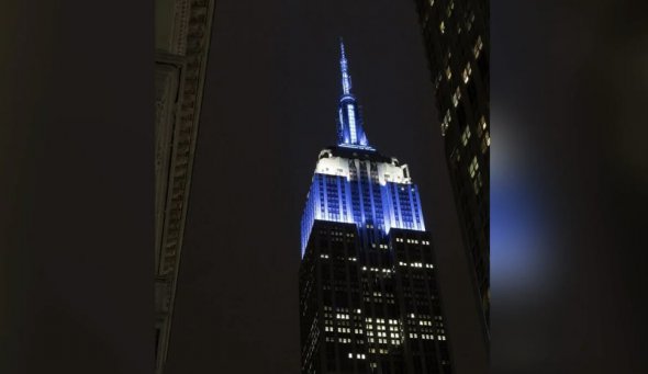 纽约帝国大厦点亮以色列颜色灯光以表达团结