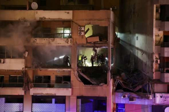 2024年1月2日，黎巴嫩贝鲁特郊区达希耶发生爆炸后，一栋受损的建筑前，安全消息人士称此次爆炸是以色列无人机袭击。