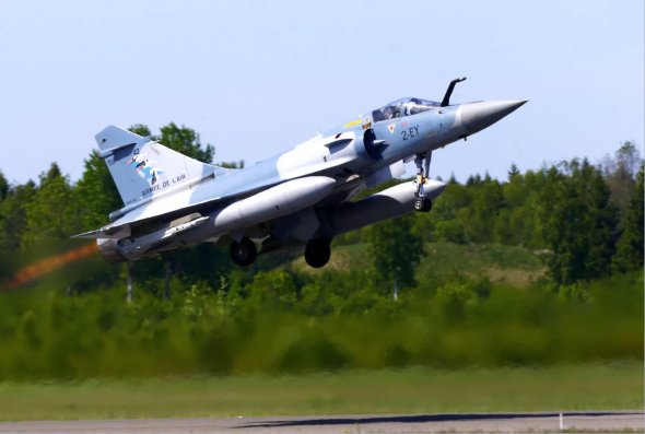 2018年5月25日，法国空军幻影2000-5战斗机在爱沙尼亚阿马里军事空军基地执行北约波罗的海空中警务任务期间起飞。