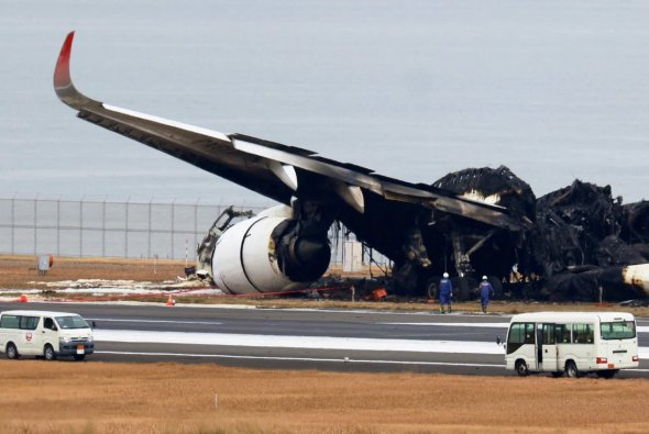 2024年1月3日，日本航空(JAL)的一架空客A350飞机在日本东京羽田国际机场与日本海岸警卫队的飞机相撞后，官员们对一架被烧毁的飞机进行了调查。