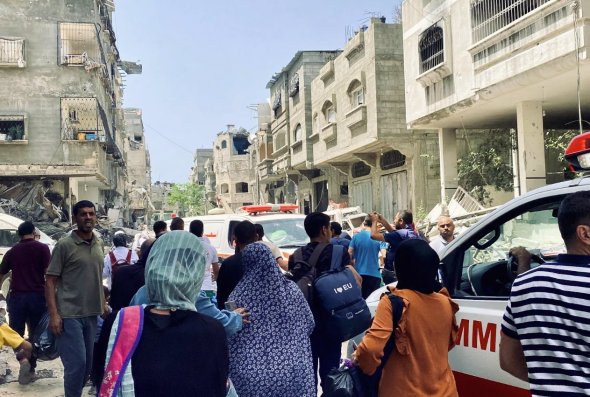 加沙医院工作人员在导弹袭击后疏散病人