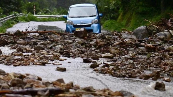 路透社2024年9月21日，日本石川县轮岛，暴雨引发山体滑坡，道路被石头覆盖。