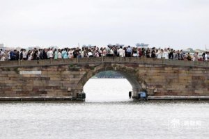 国庆景区人从众 西湖