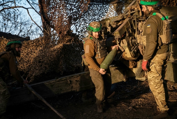 2024年10月1日，乌克兰国民警卫队士兵与第15旅的炮兵连在乌克兰顿巴斯地区准备发射炮弹。