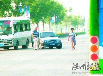 女子手持板砖马路上拦车要钱(图)