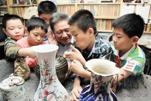 老人小区开私塾教小学生国学礼仪(图)