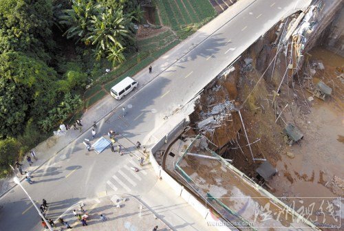 工地防护墙坍塌砸断水管致4栋民宅停水(组图)